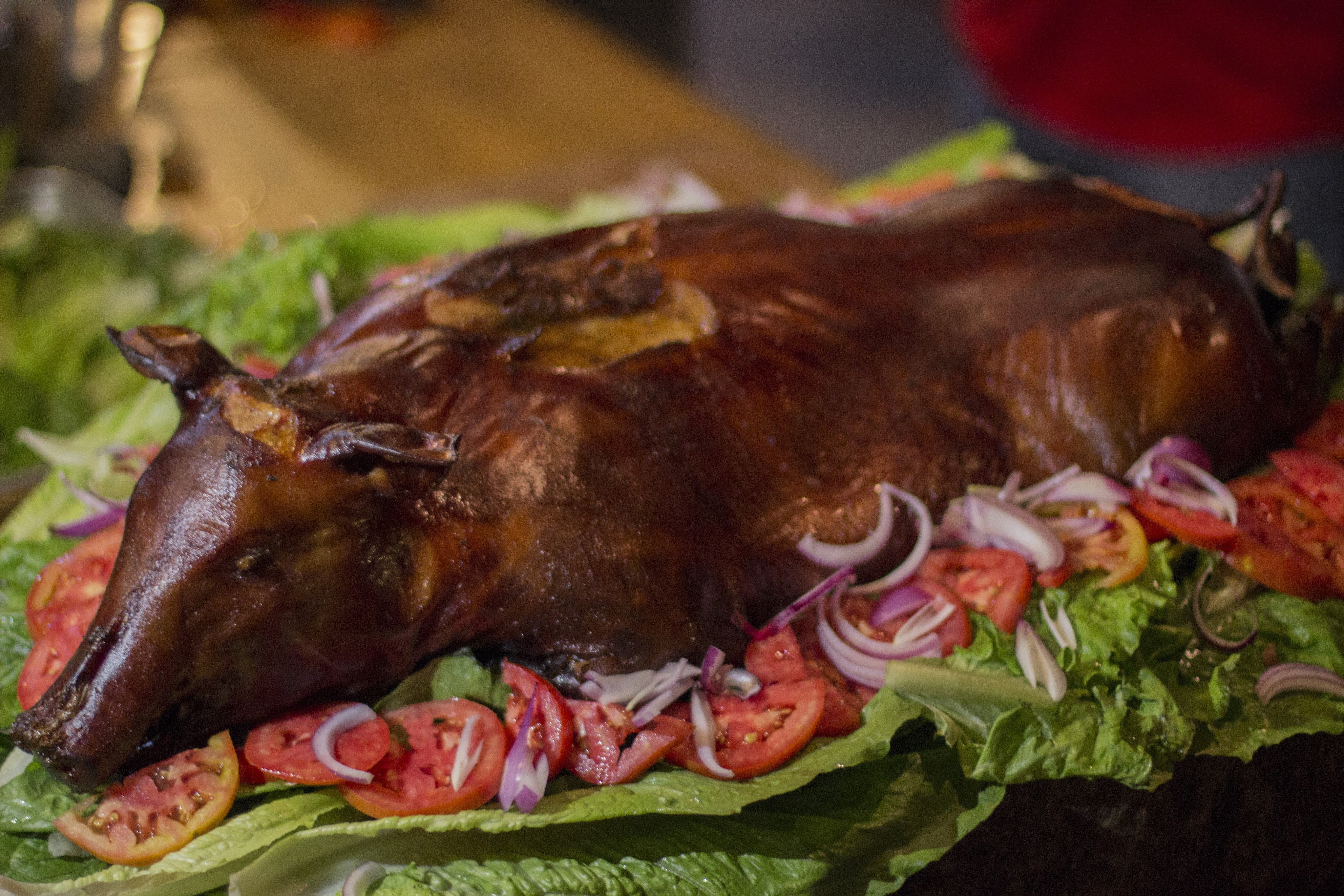 LECHÓN AHUMADO EN LEÑA DE NOGAL, MANZANO Y MESQUITE CON SALSA DE CHILE PASILLA