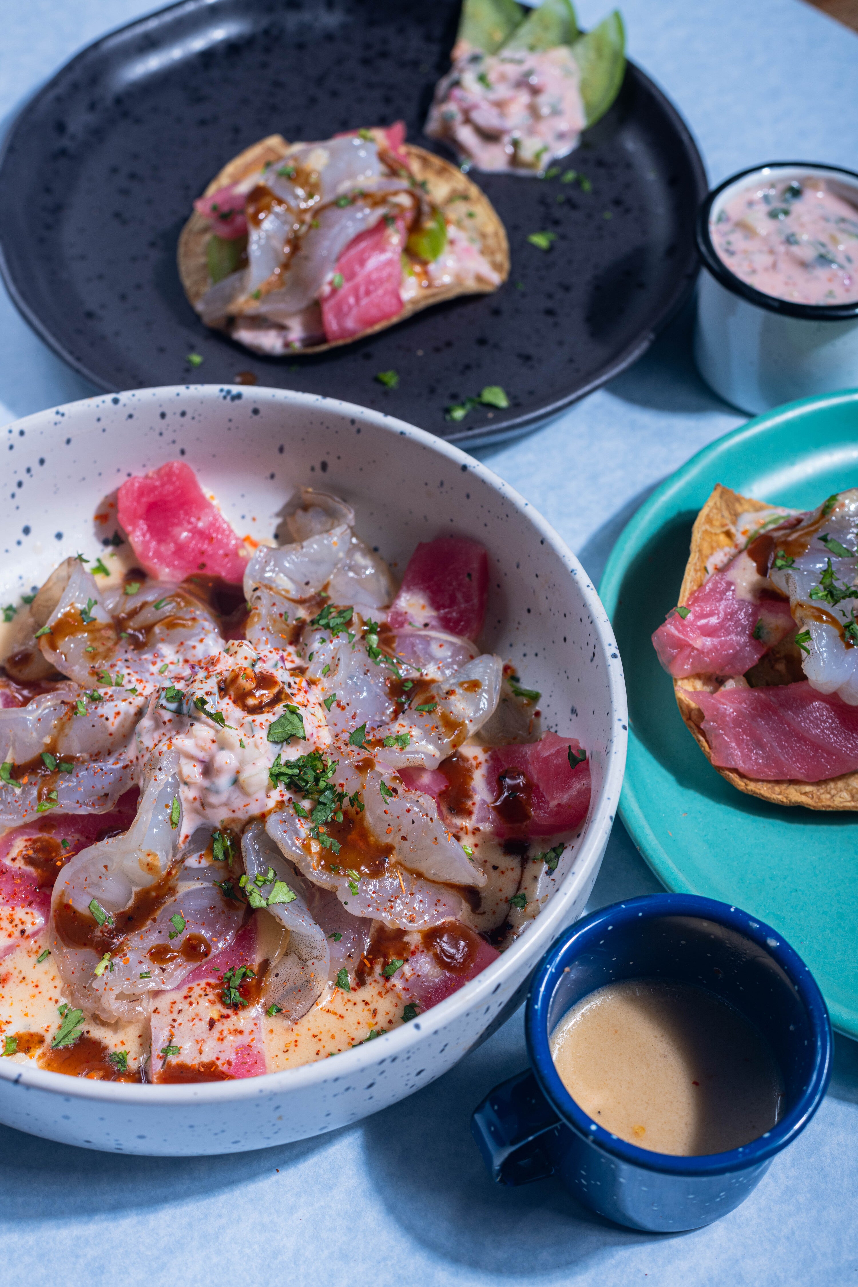Aguachile de camarón y atún ahumado en frío con aderezo de yogurt y salsa fresca chiltepín