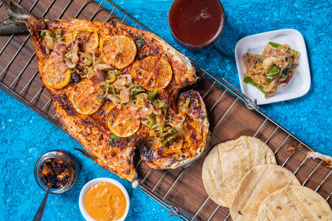 Pescado zarandeado con mayonesa de morita y sofrito con chile güero