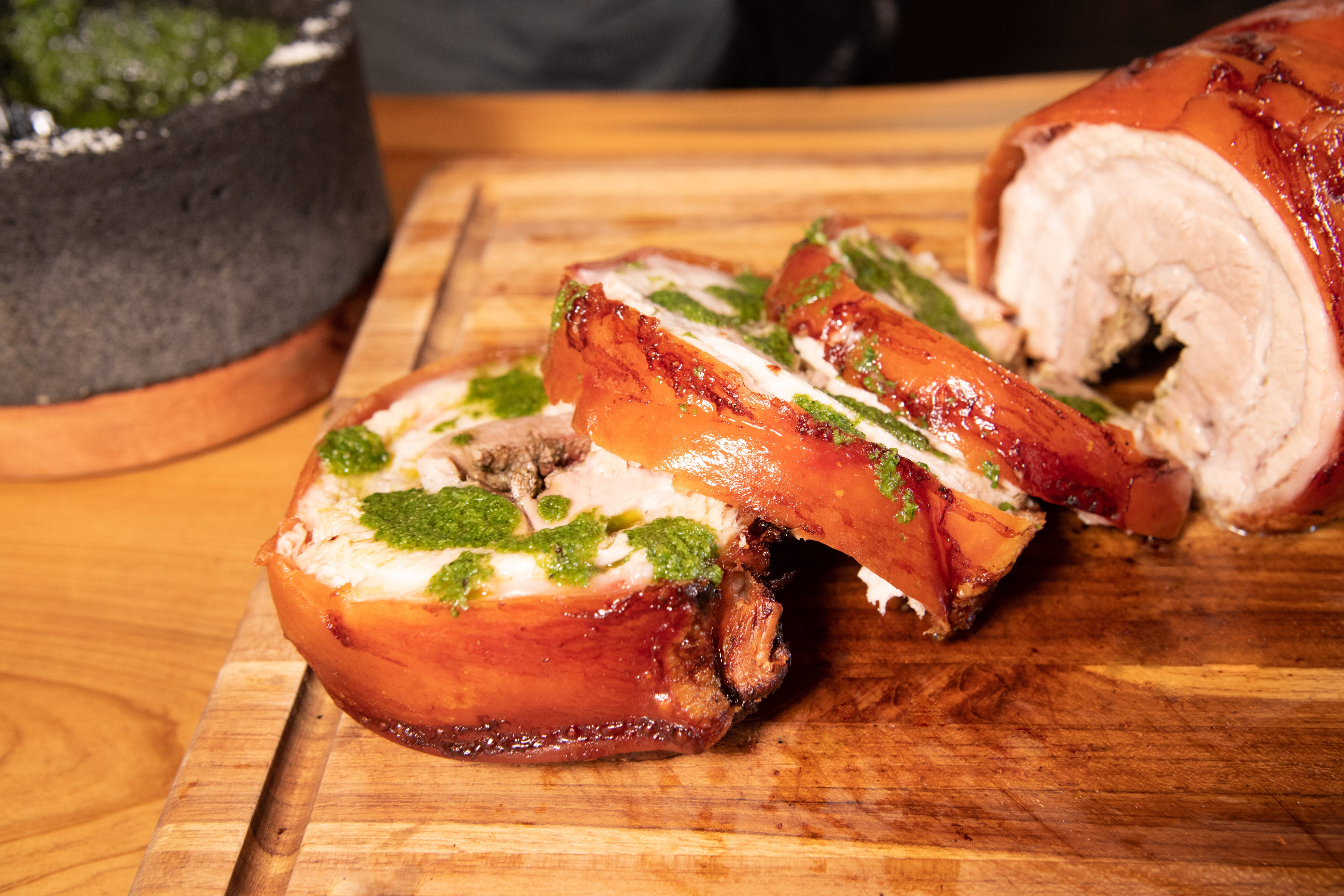 Porchetta con mezcla de ajo rostizado y albahaca