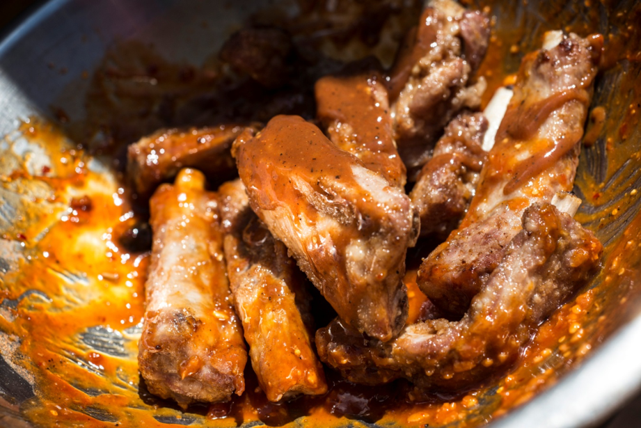COSTILLAS FRITAS DE RIBEYE EN SALSA BBQ
