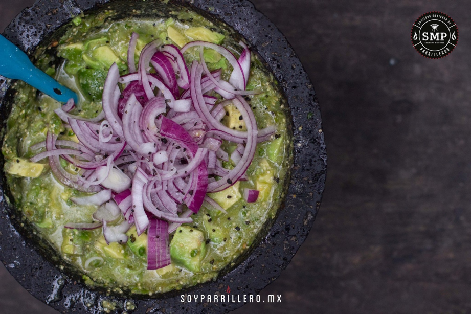 SALSA DE CHILE PIQUÍN CON AGUACATE, CEBOLLA MORADA Y TOMATILLO.