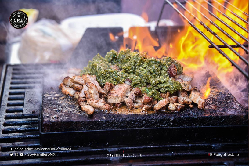 PORK BELLY EN PIEDRA DE SAL ROSA DEL HIMALAYA EN SALSA VERDE
