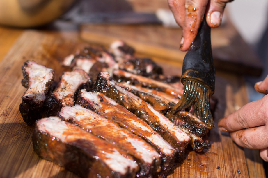 COSTILLAS BABY BACK DE PUERCO AHUMADAS EN LEÑA DE NOGAL CON SALSA BBQ DE MANDARINA | SMP