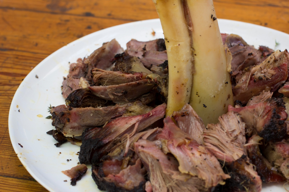 CHAMORROS DE RES AHUMADO POR 8 HORAS CON SALSA DE MOSTAZA