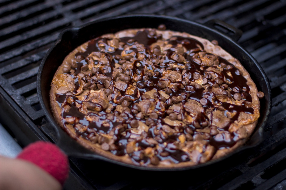 BROWNIES CON TOCINO AHUMADO EN LEÑA DE MANZANO Y NIEVE DE VAINILLA
