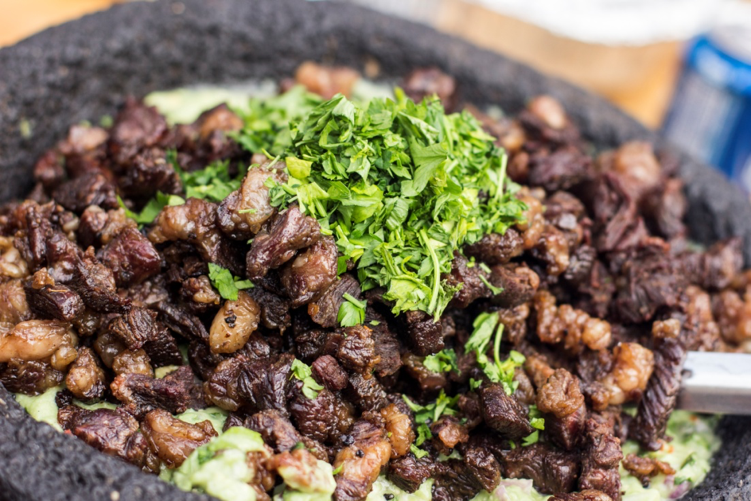 CHICHARRÓN DE AGUJA NORTEÑA ANGUS EN CAMA DE AGUACATE