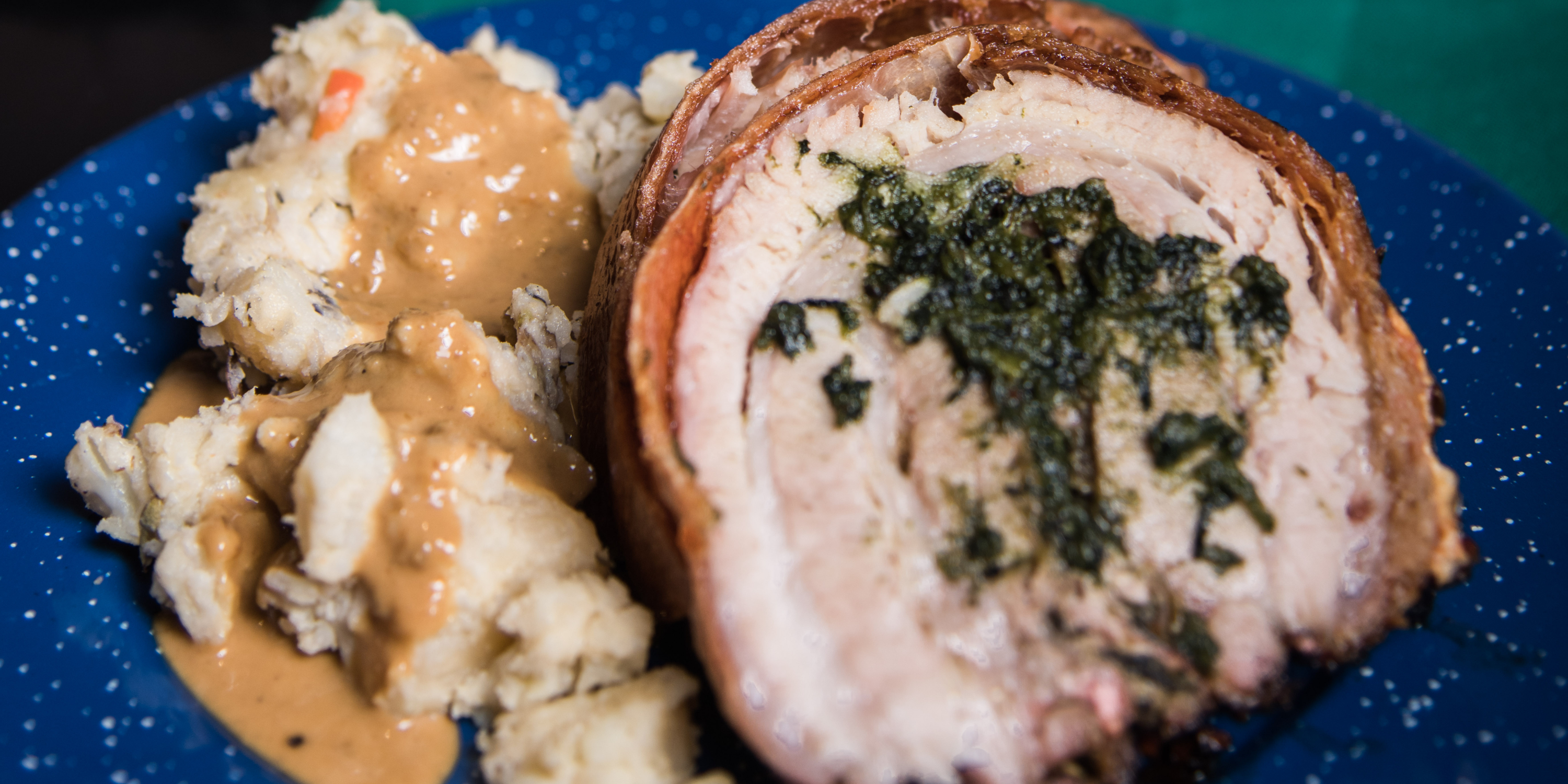 Porchetta crocante de cerdo con pesto y ajo rostizado
