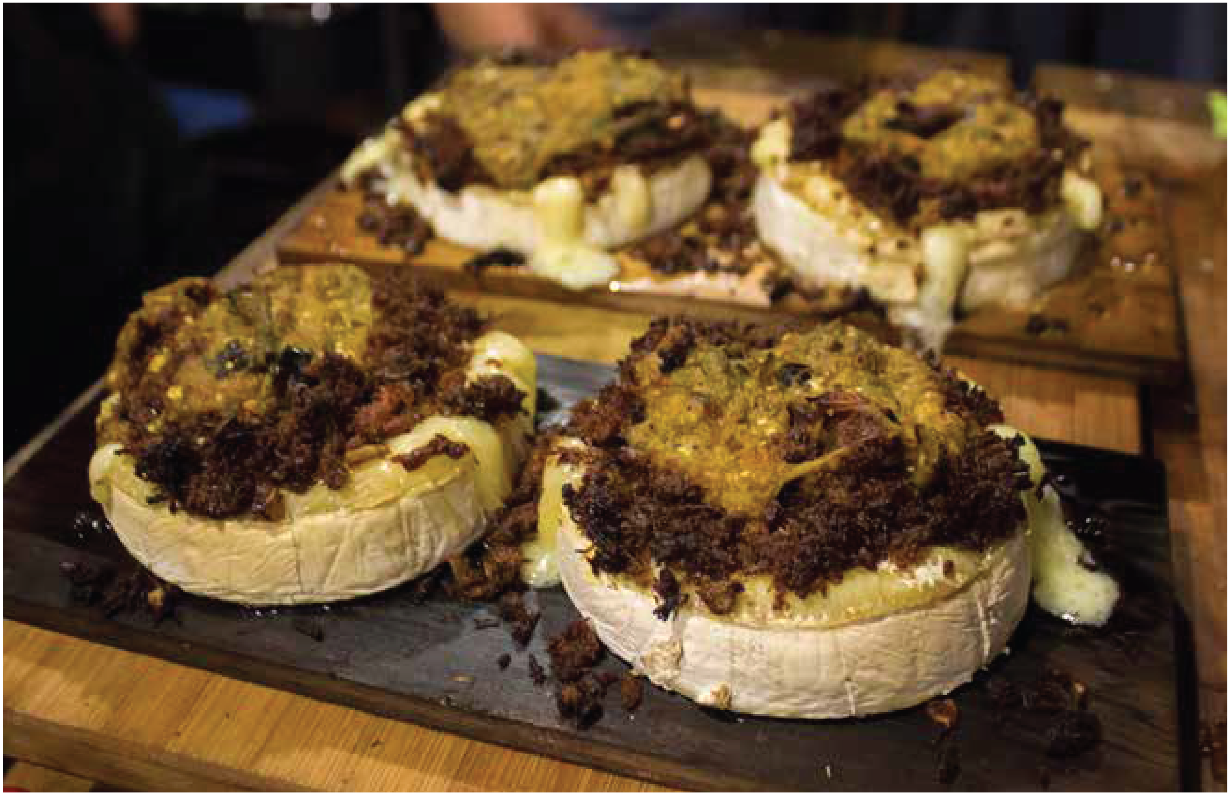 QUESO BRIE ASADO EN TABLA DE CEDRO ATROPELLADO DE CARNE SECA|SMP