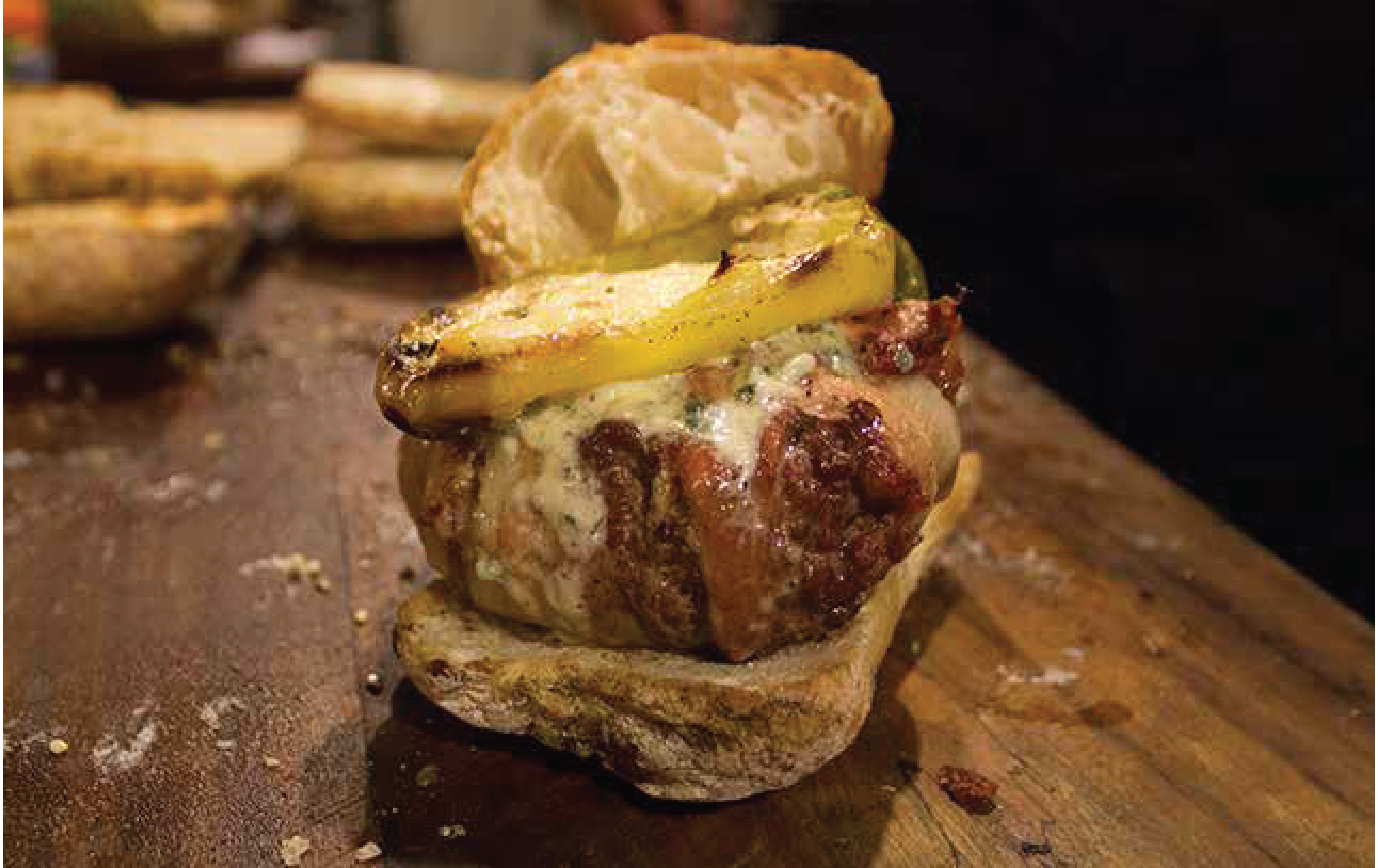 HAMBURGUESA DE AGUJA NORTEÑA CON QUESO AZÚL ENVUELTA EN TOCINO|SMP