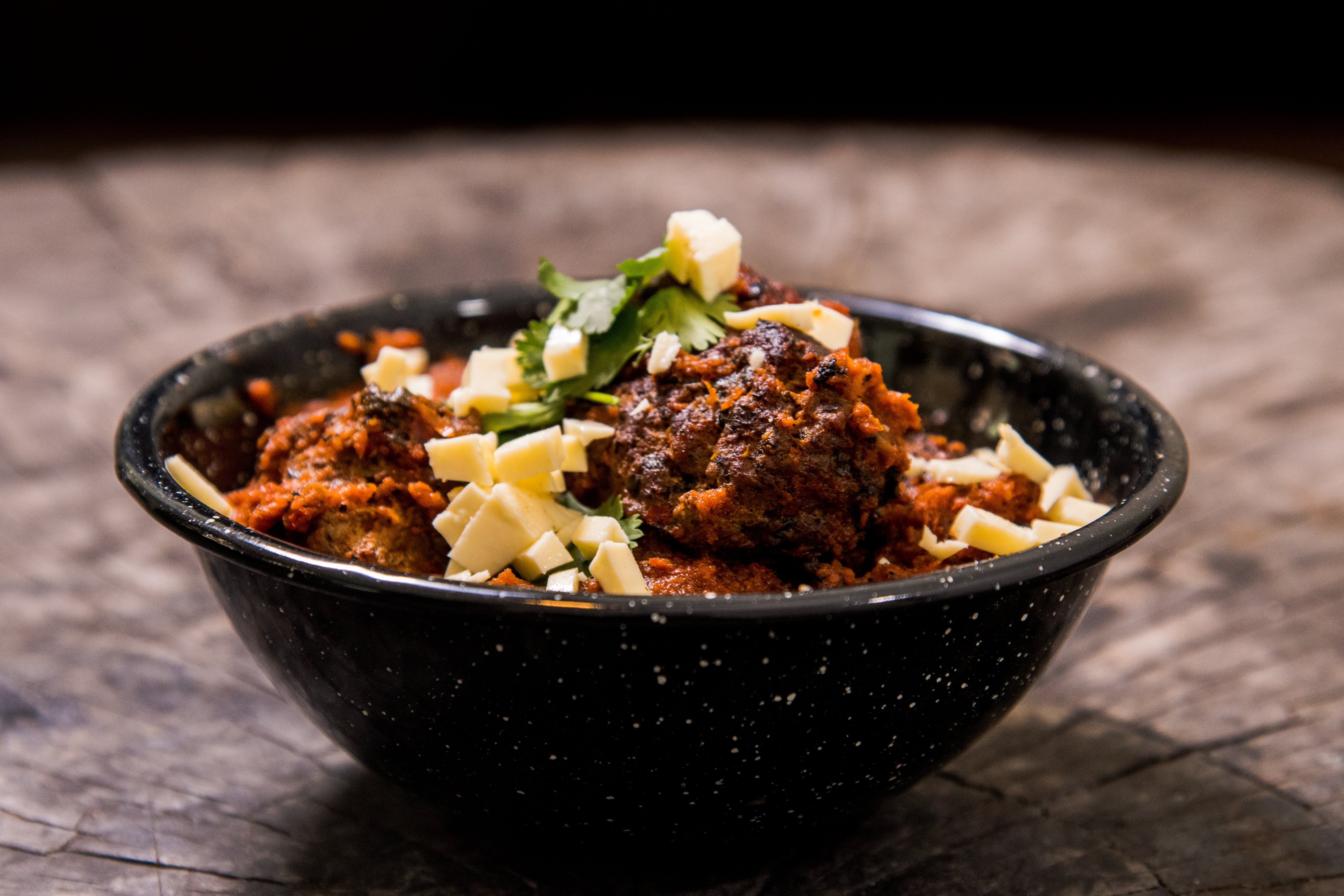 Albóndigas con espinacas y cebolla en salsa de chile guajillo