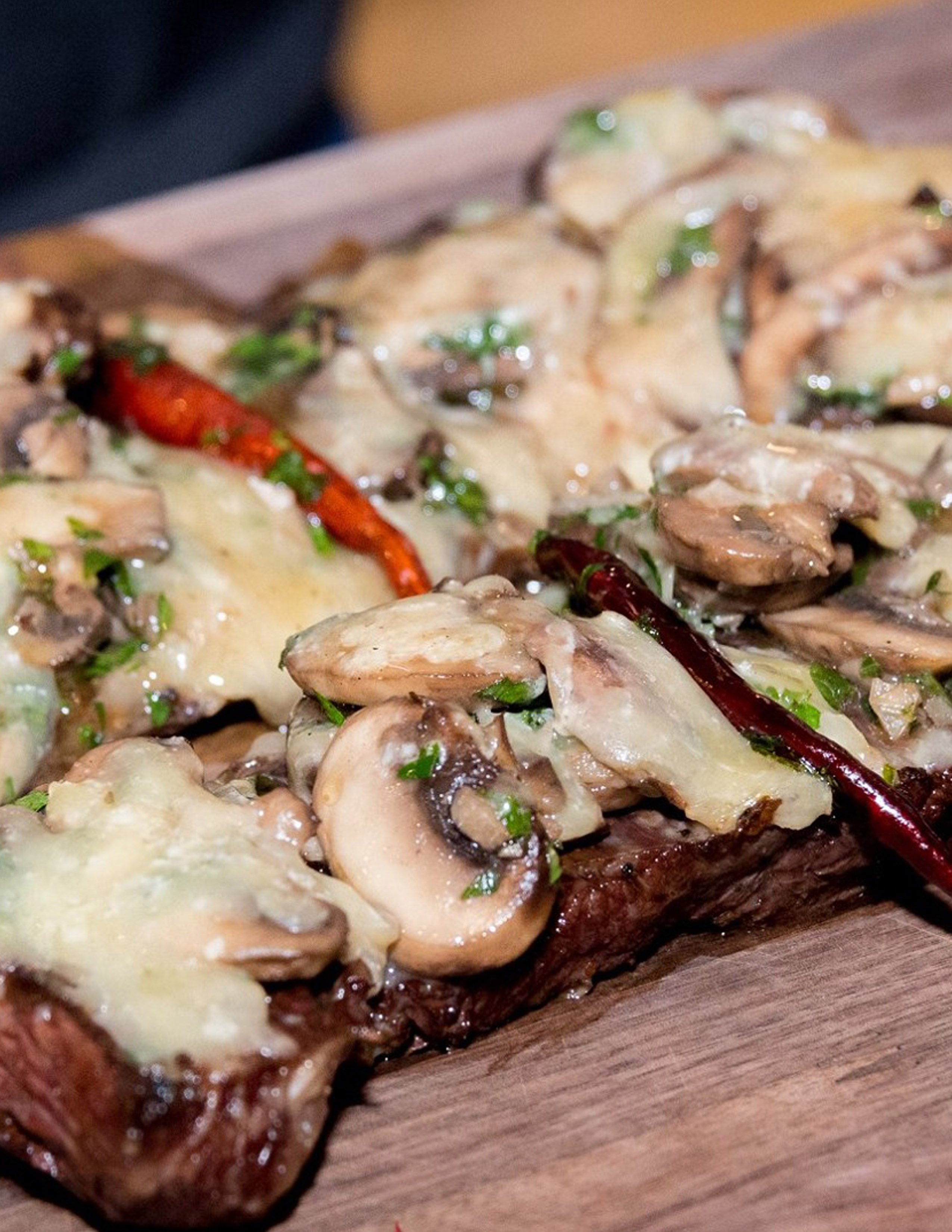 ARRACHERA GRATINADA CON CHAMPIÑONES AL AJILLO