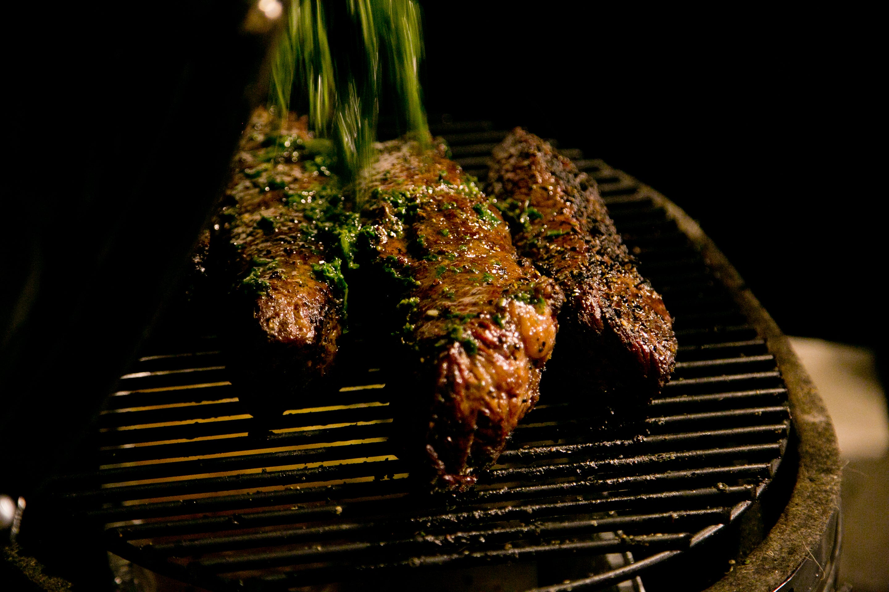 Asado de tira con brocha de hierbas aromáticas
