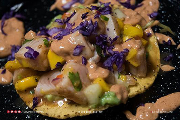 TOSTADA DE CEVICHE DE MANGO CON SALSA ZARANDEADA Y CEBOLLA ENCURTIDA | SMP