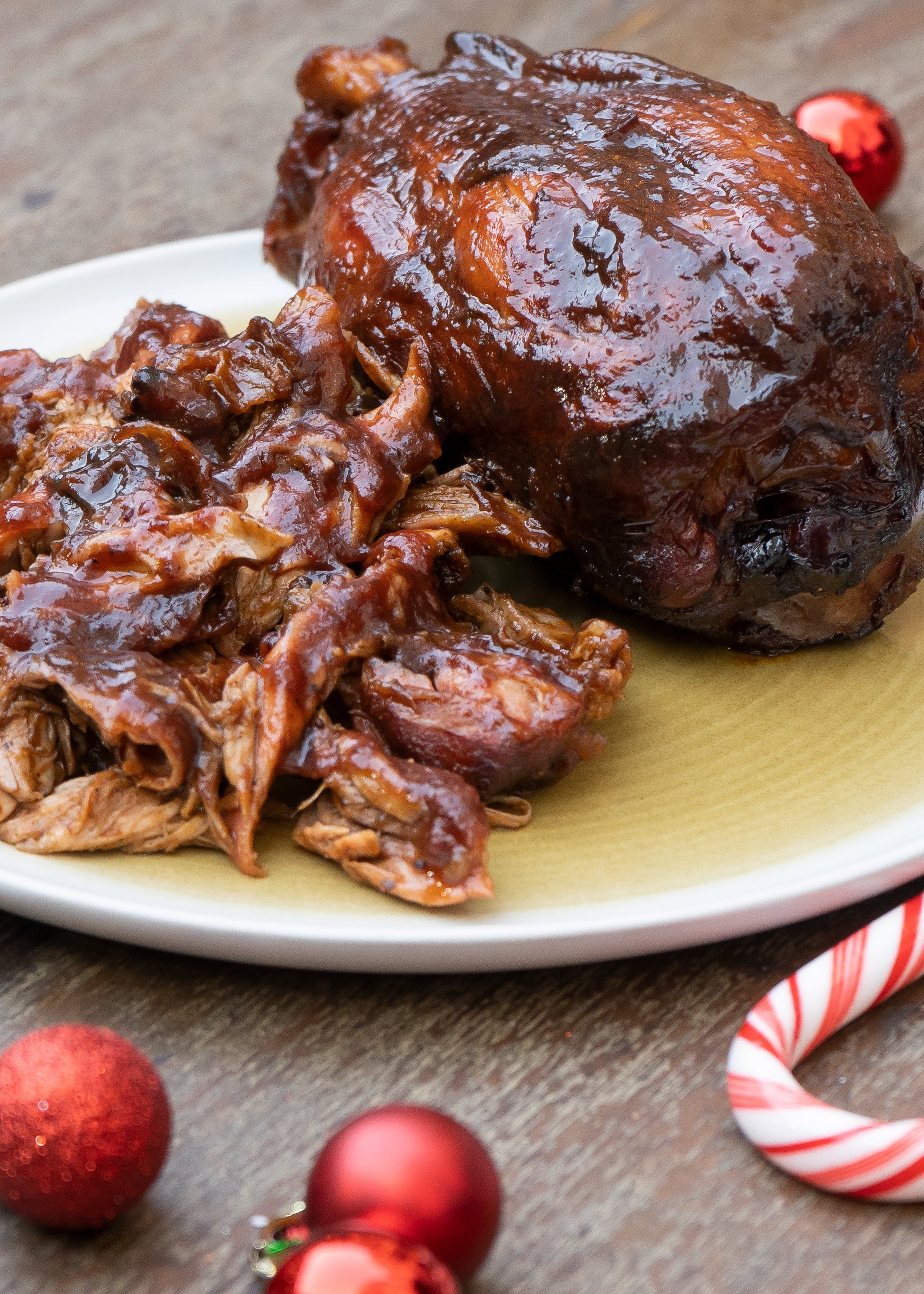 Chamorros de cerdo ahumados con BBQ de arándanos y vino tinto