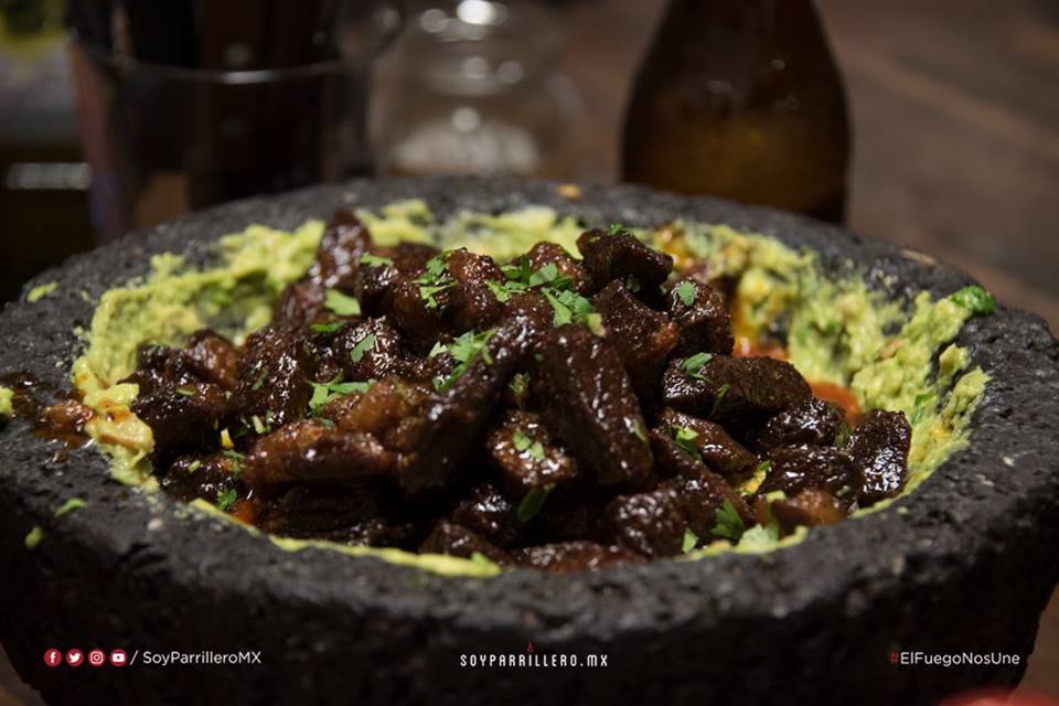 CHICHARRÓN DE DIEZMILLO CON SALSA DE GUAJILLO EN CAMA DE AGUACATE | SMP