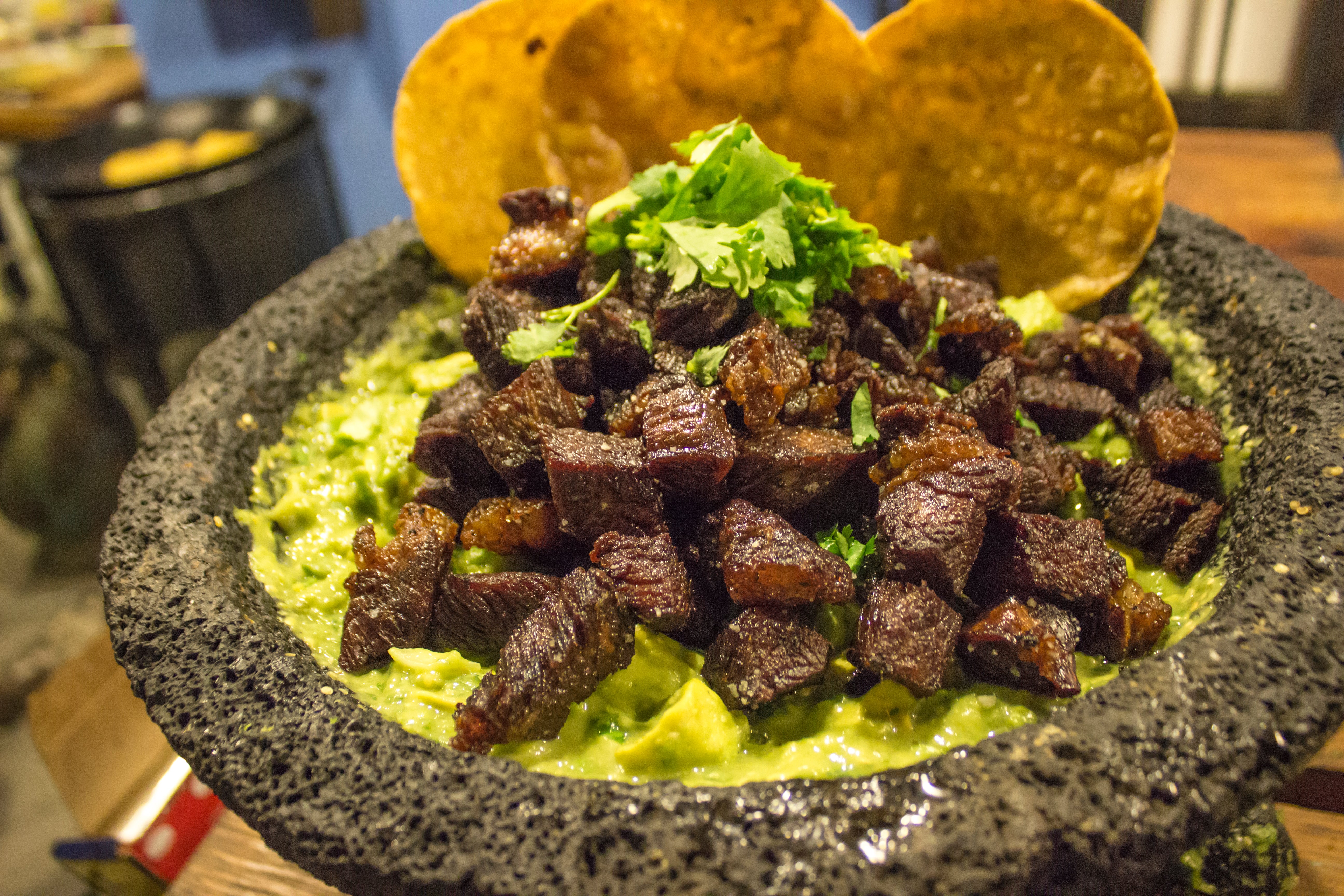 Chicharrón de rib eye en cama de aguacate
