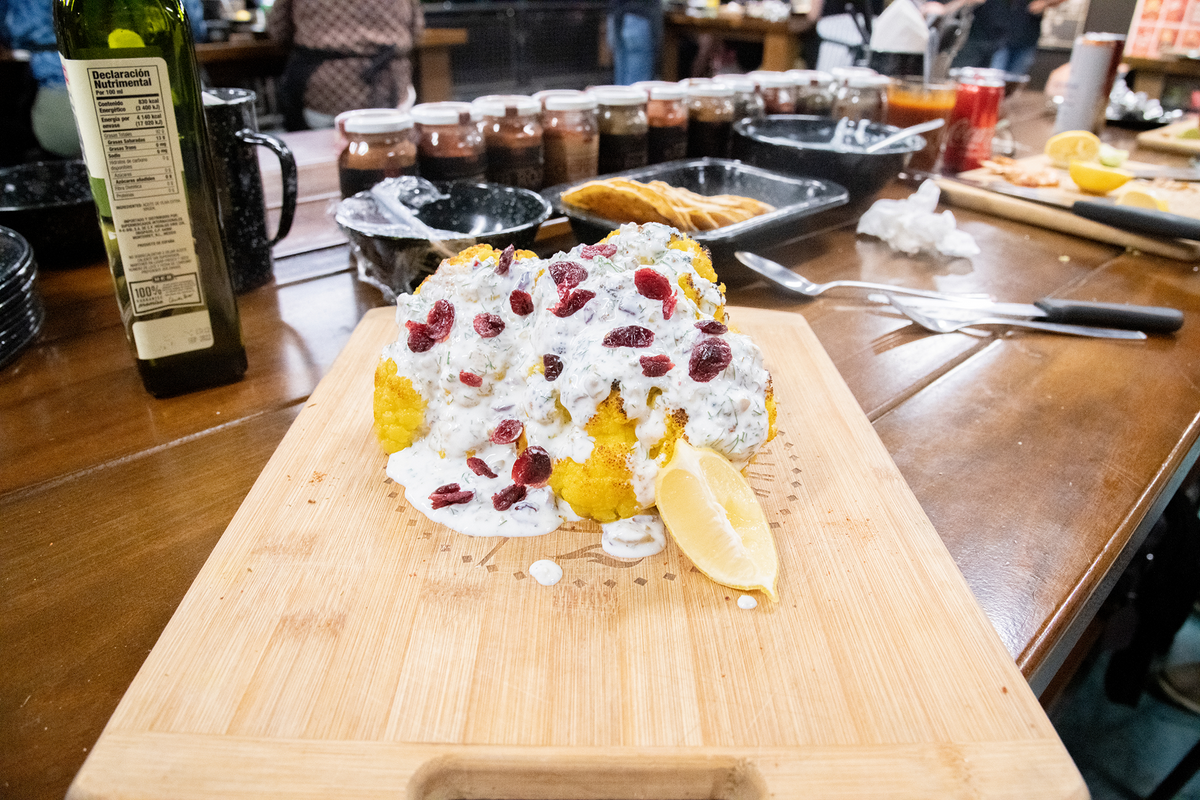 COLIFLOR ENTERO ASADO CON ADEREZO DE YOGURT Y ESPECIAS | SMP