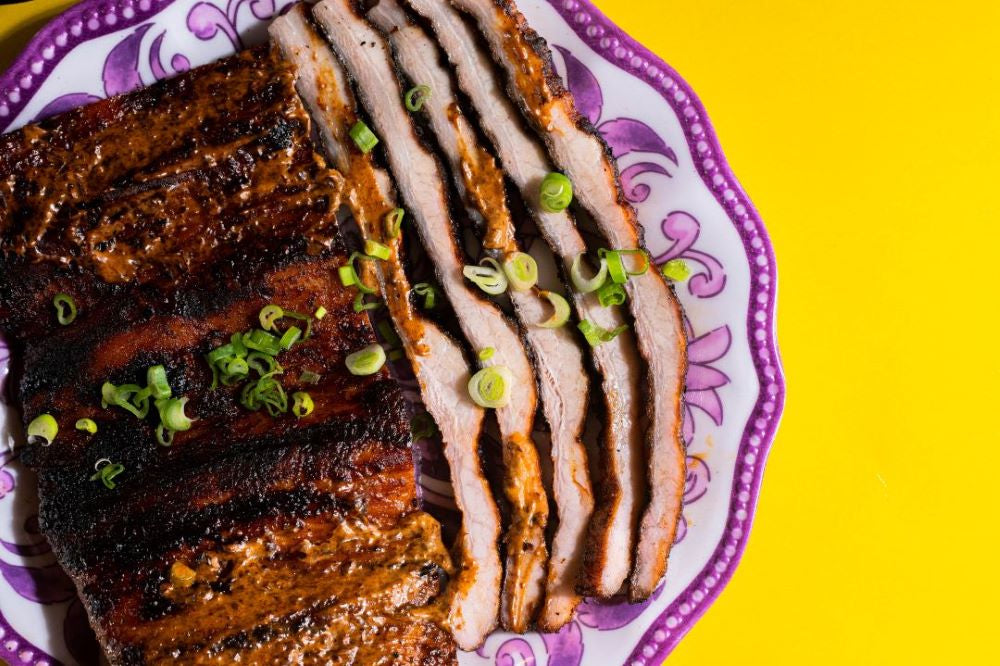 Matambre de cerdo asado con aderezo de chile pasado y puré de calabaza al rescoldo