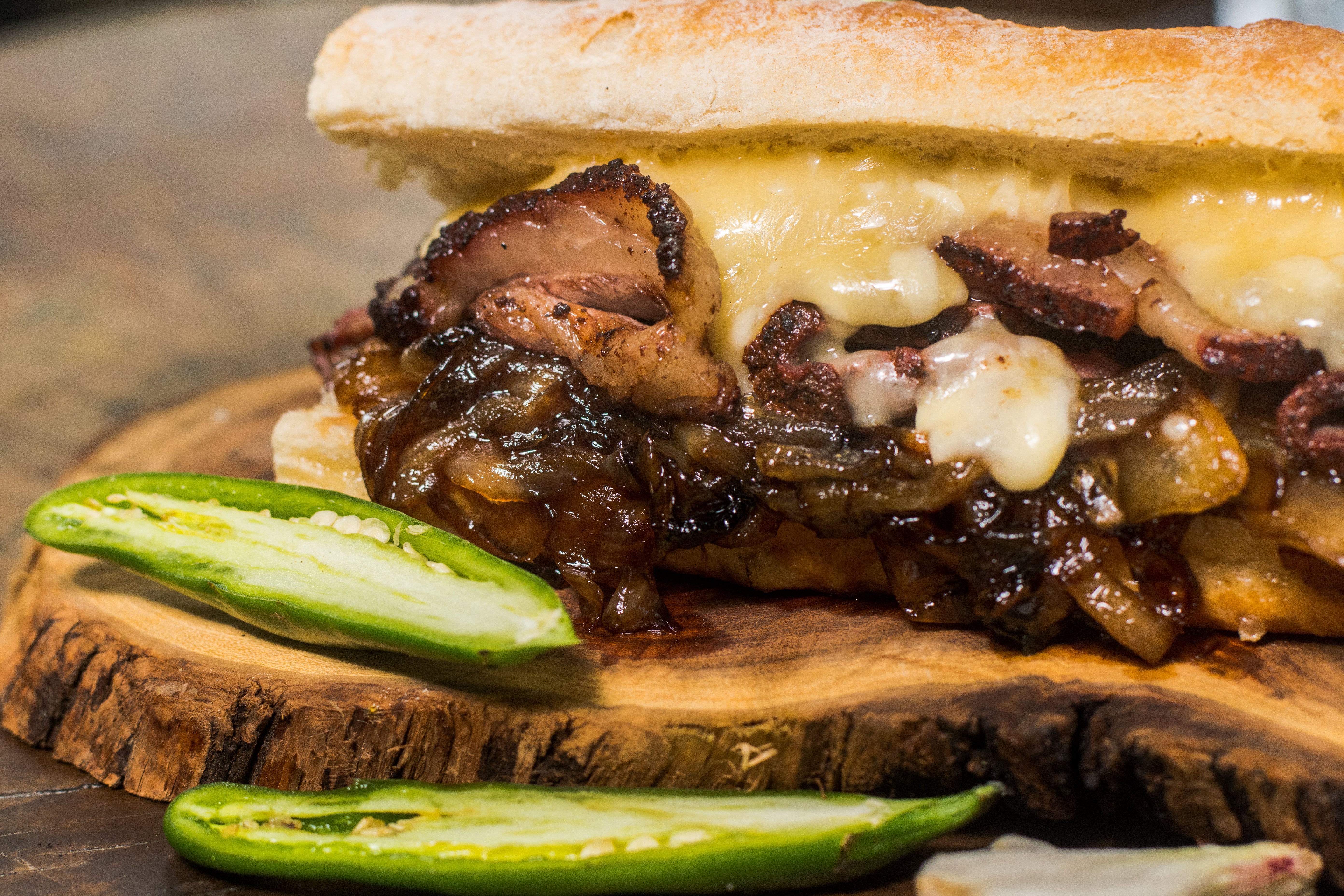 Picaña Philly Cheese Steak Sándwich