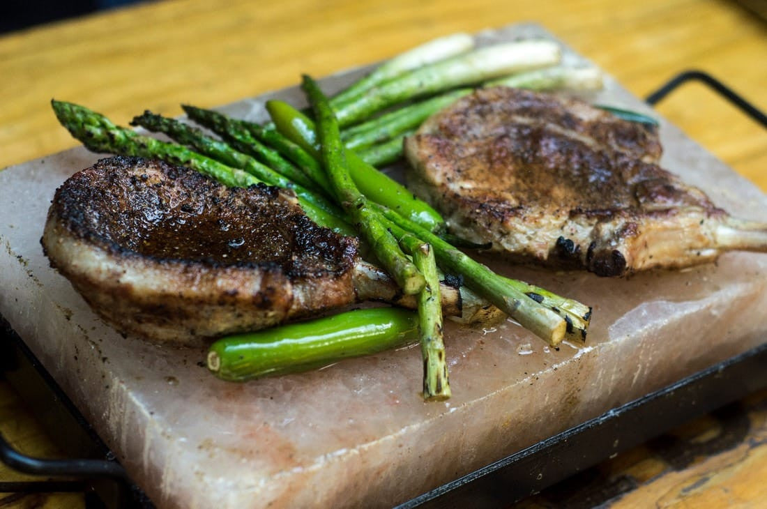 RIBEYE DE PUERCO CON ESPÁRRAGOS EN PIEDRA DE SAL FLAMEADO CON MEZCAL