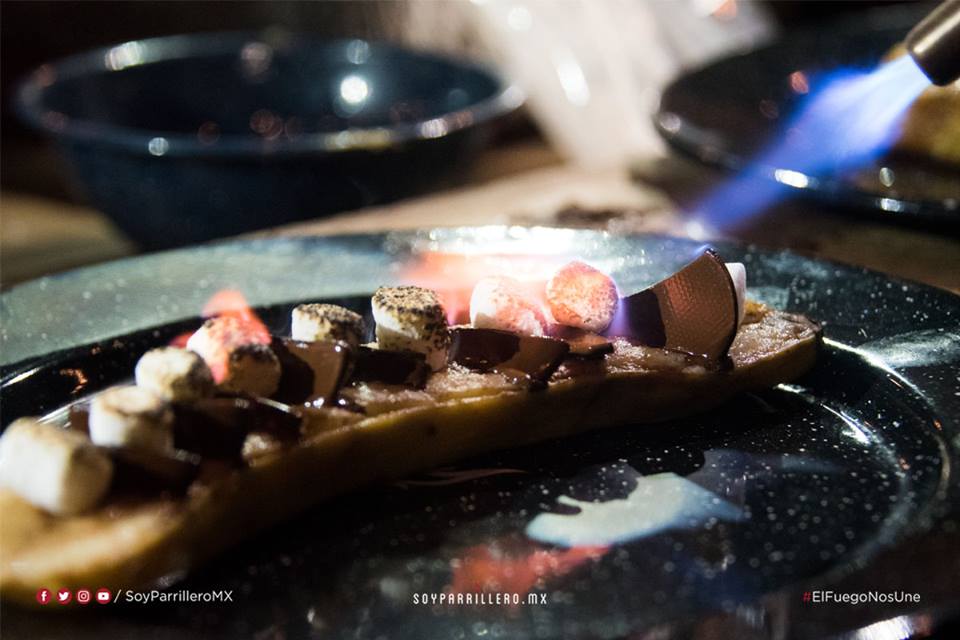 PLÁTANO ASADO AL CARBÓN CON CHUNKIES DE CHOCOLATE Y MALVAVISCOS | SMP