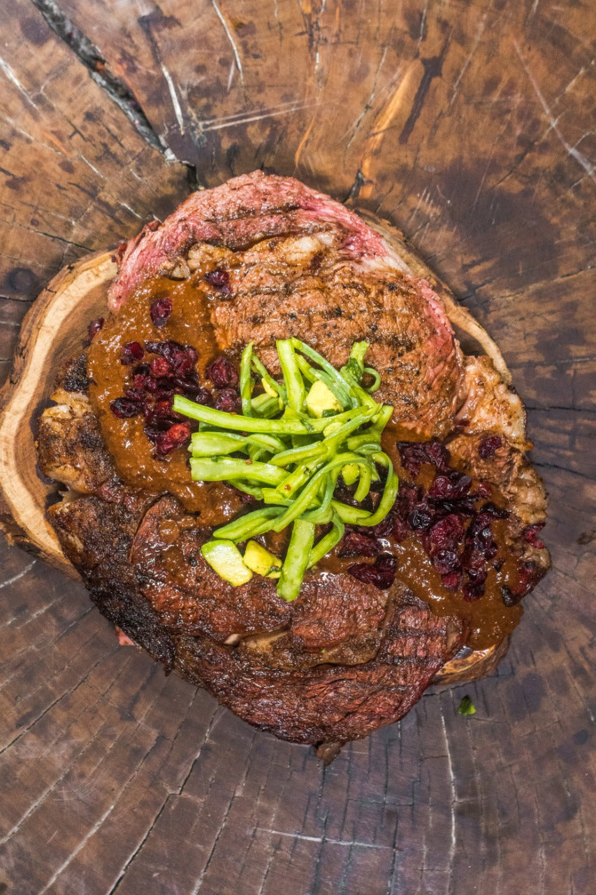 Prime rib en costra de café con mole de frutos rojos y nopales curtidos