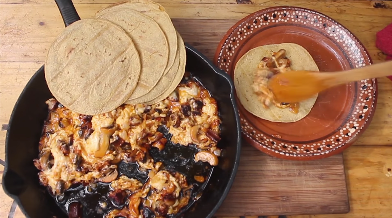 QUESO FUNDIDO CON CHAMPIÑONES Y CHORIZO A LA BRASA | SMP