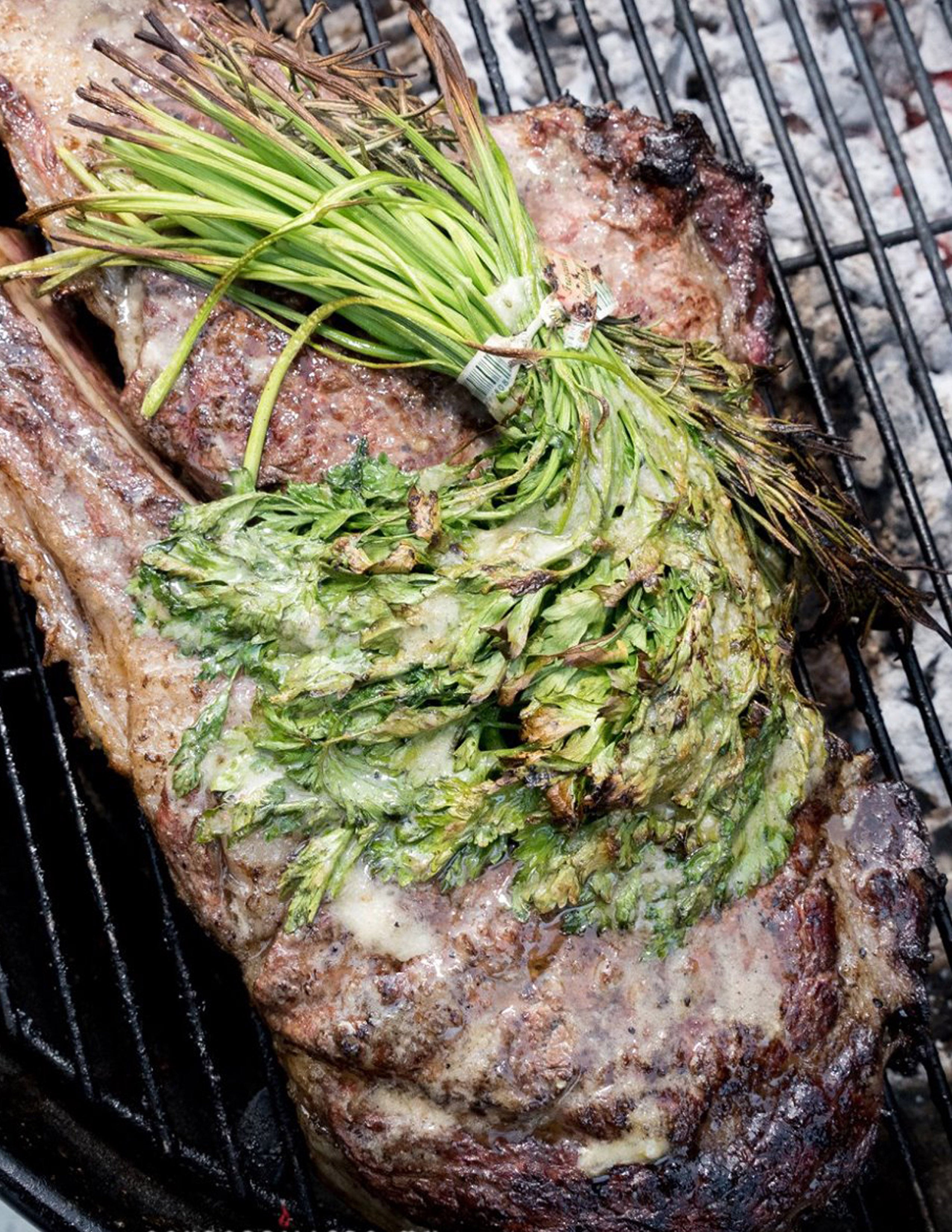 RIB EYE CON BROCHA DE HIERBAS AROMÁTICAS