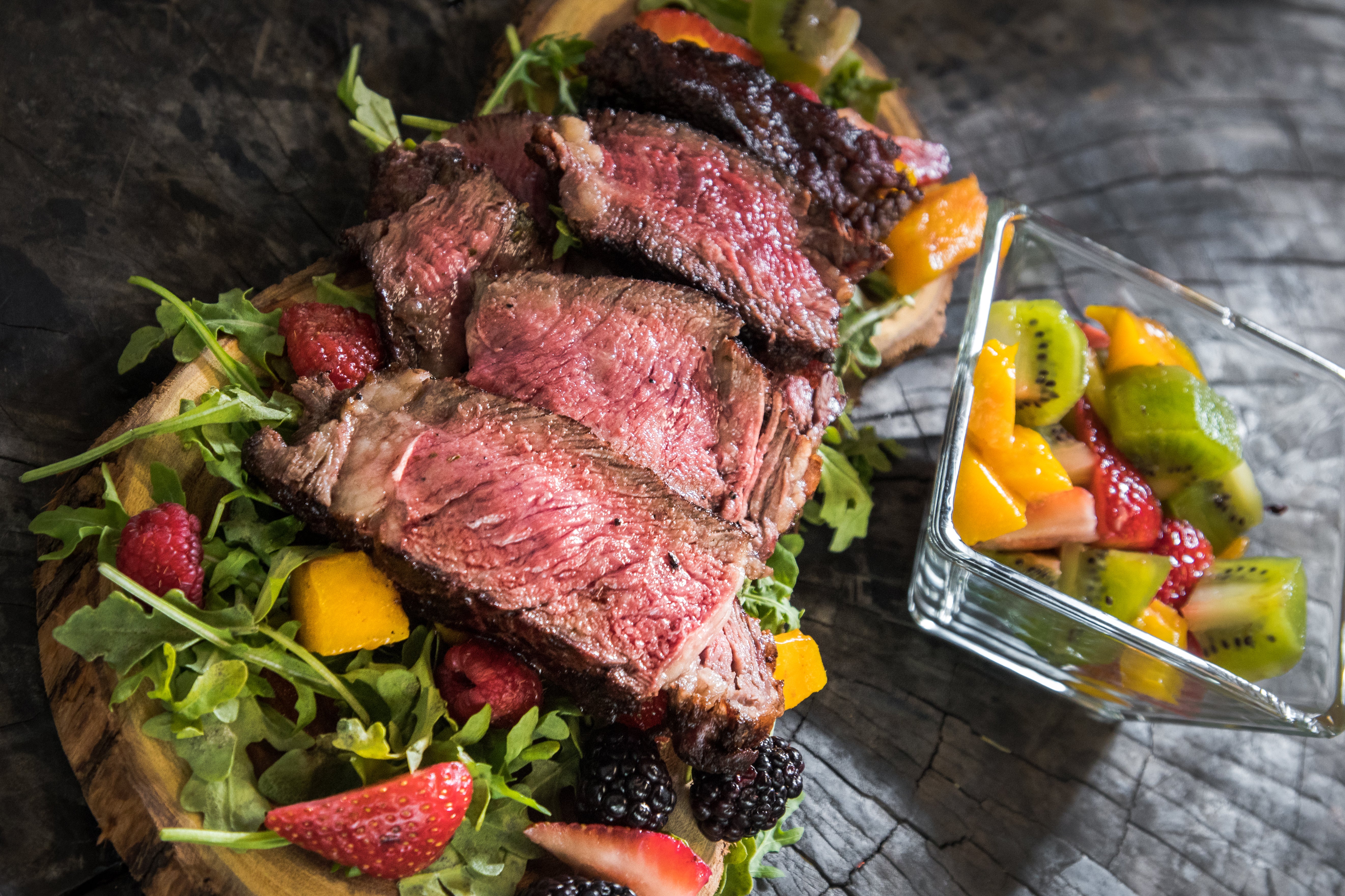 Rib eye de 2” con ensalada de frutas de temporada con sellado inverso