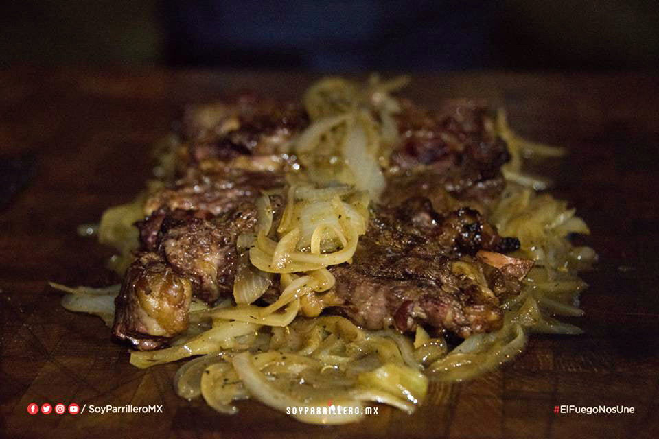 RIBEYE 2" SELLADO INVERSO EN PIEDRA DE SAL CON CEBOLLA CARAMELIZADA | SMP