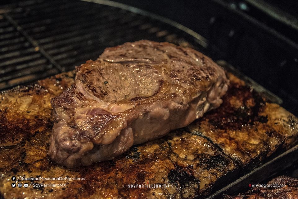 RIBEYE 2" SOBRE PIEDRA DE SAL Y RUB DE CAFÉ | SMP