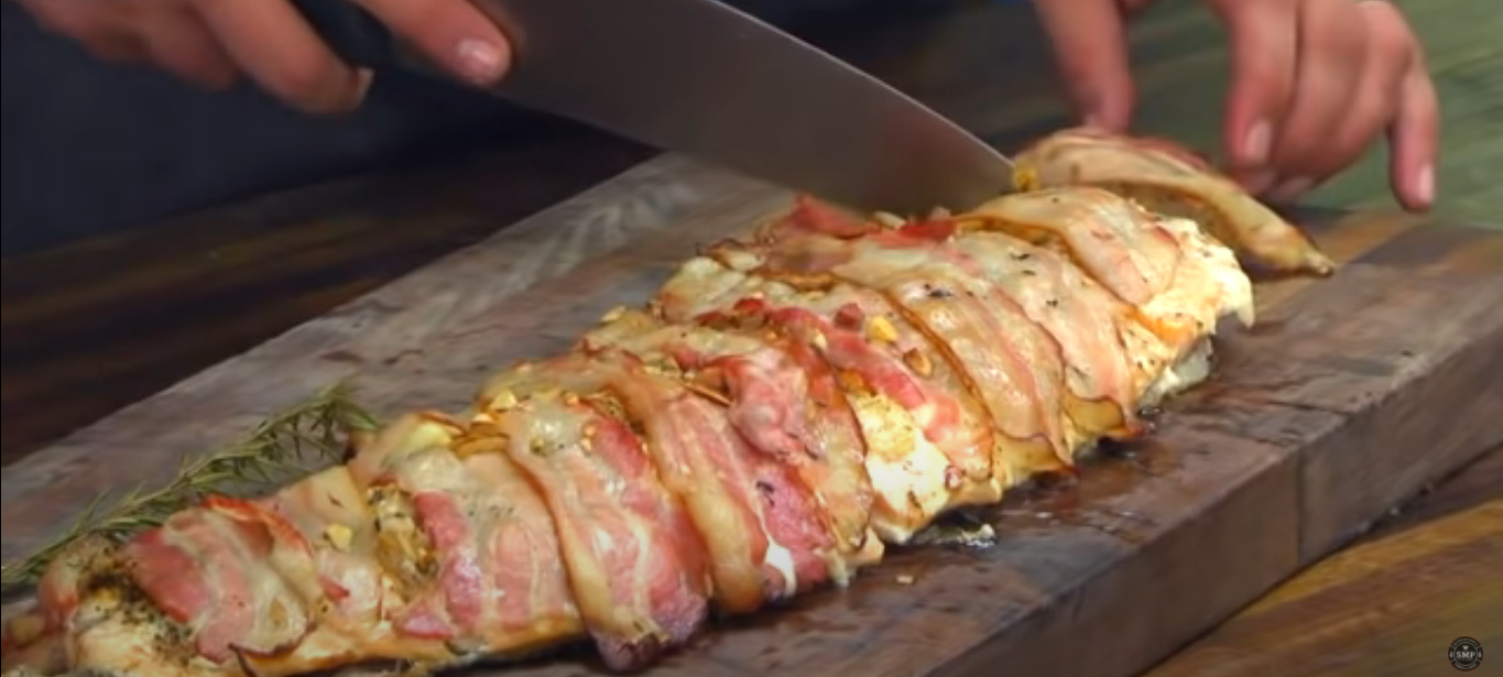 Salmón con costra de ajo, almendra y tocino | Soy Parrillero