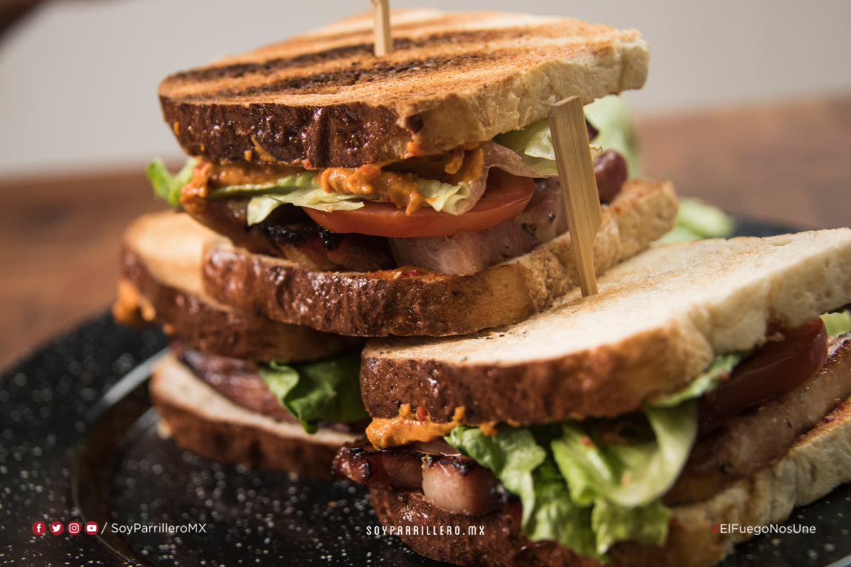 SÁNDWICH DE PIERNA DE PAVO AHUMADA CON SALSA BBQ | SMP