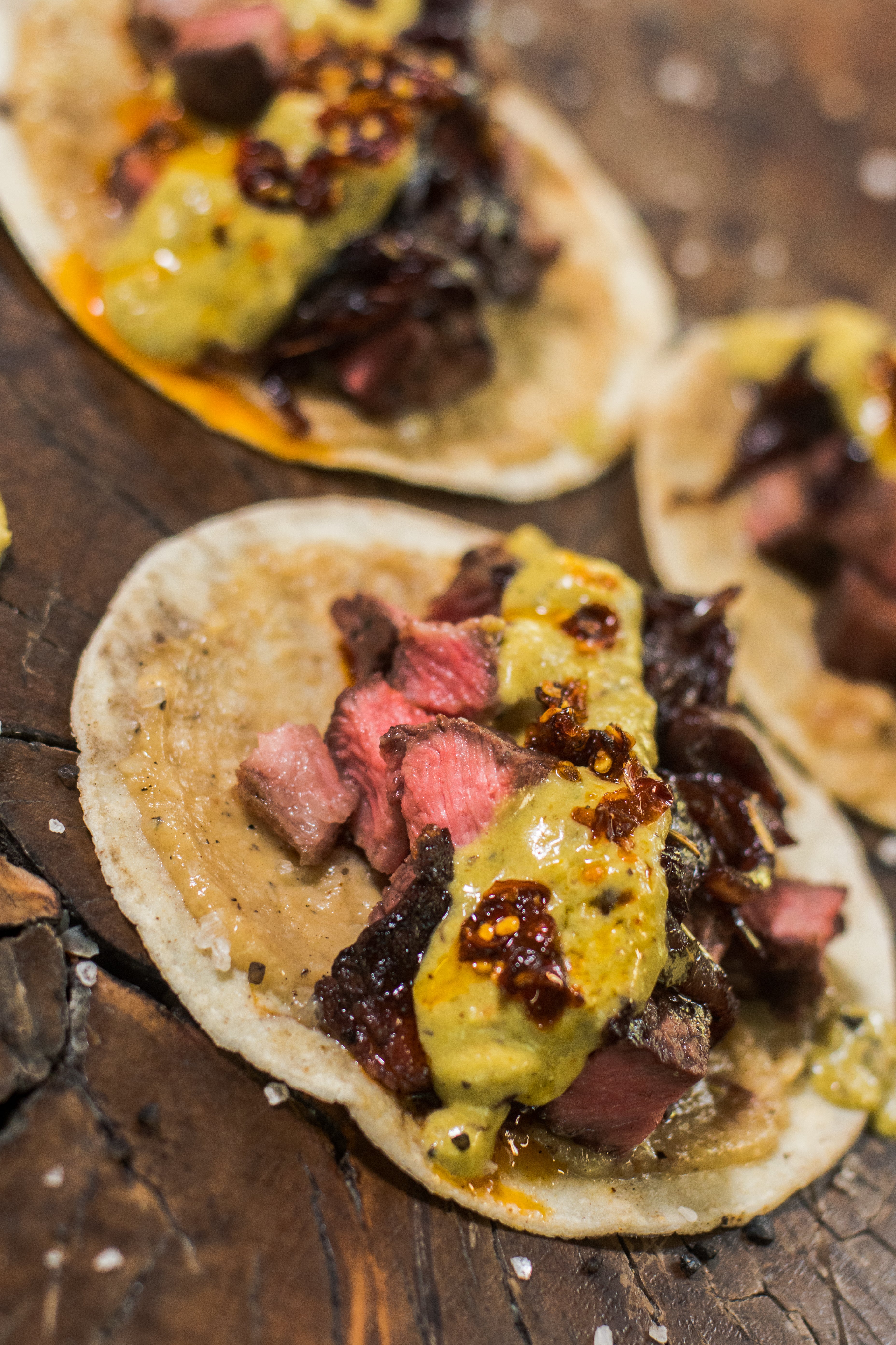 Taco de asado de tira con puré de ajo
