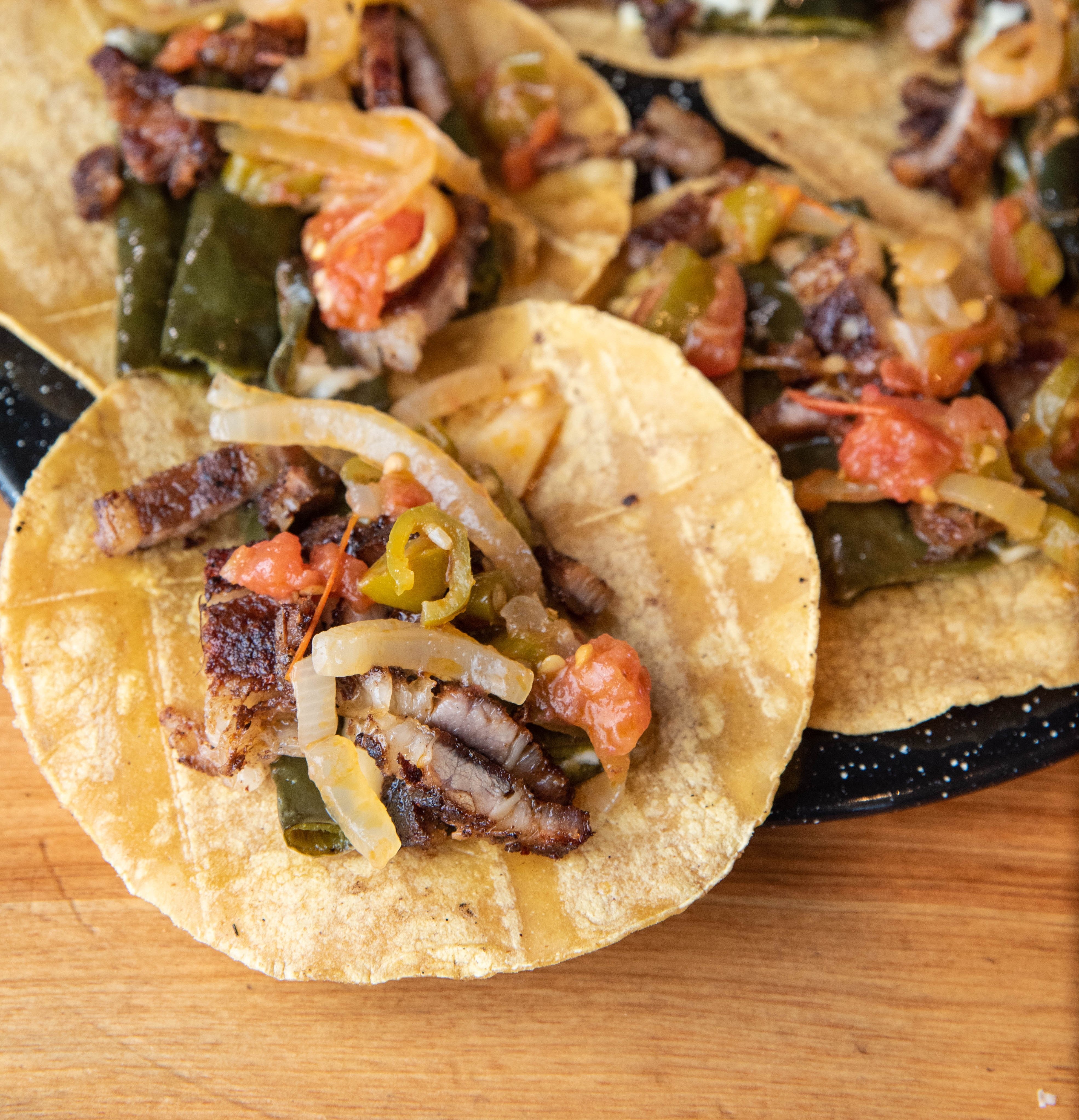 Tacos de flecha con chile chilaca relleno de queso