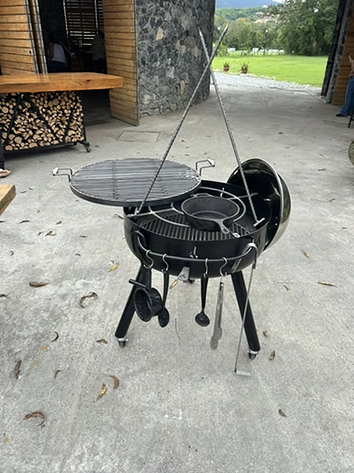 Asador SMP con la parrilla giratoria abierta