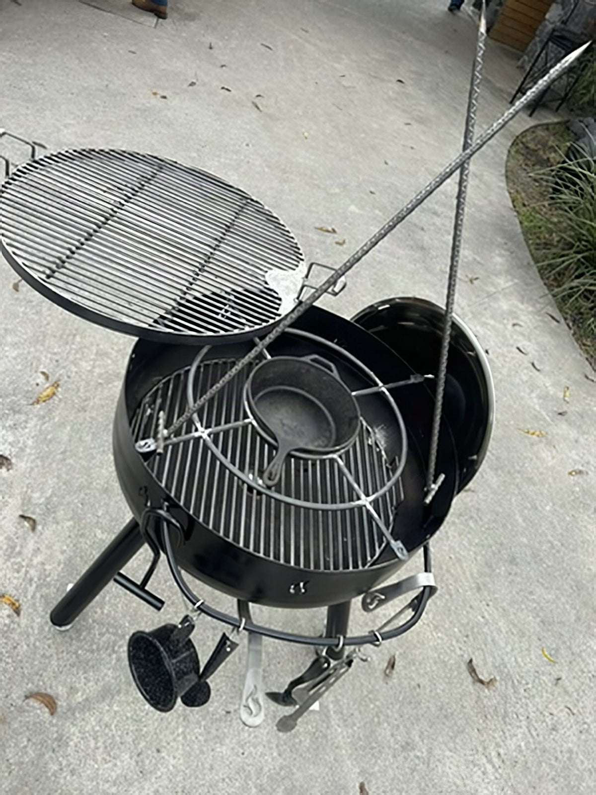 Asador SMP visto desde arriba con parrilla y anillo central